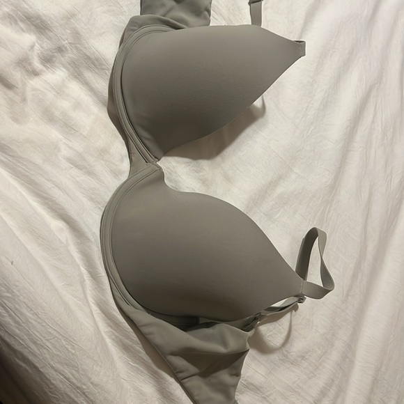 SKIMS Limited Edition PLUNGE  Bra
COLOR: Talc - Picture 2 of 6